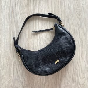 Bolso negro en cuero manos libres