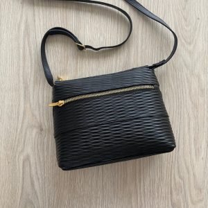 Bolso manos libres negro en cuero