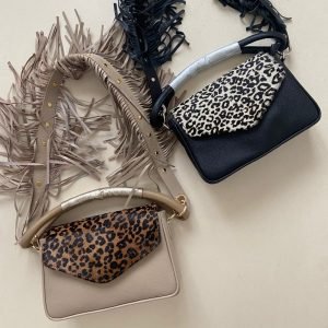 Bolso en cuero con tira de flecos