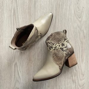 Botines beige en cuero con folia