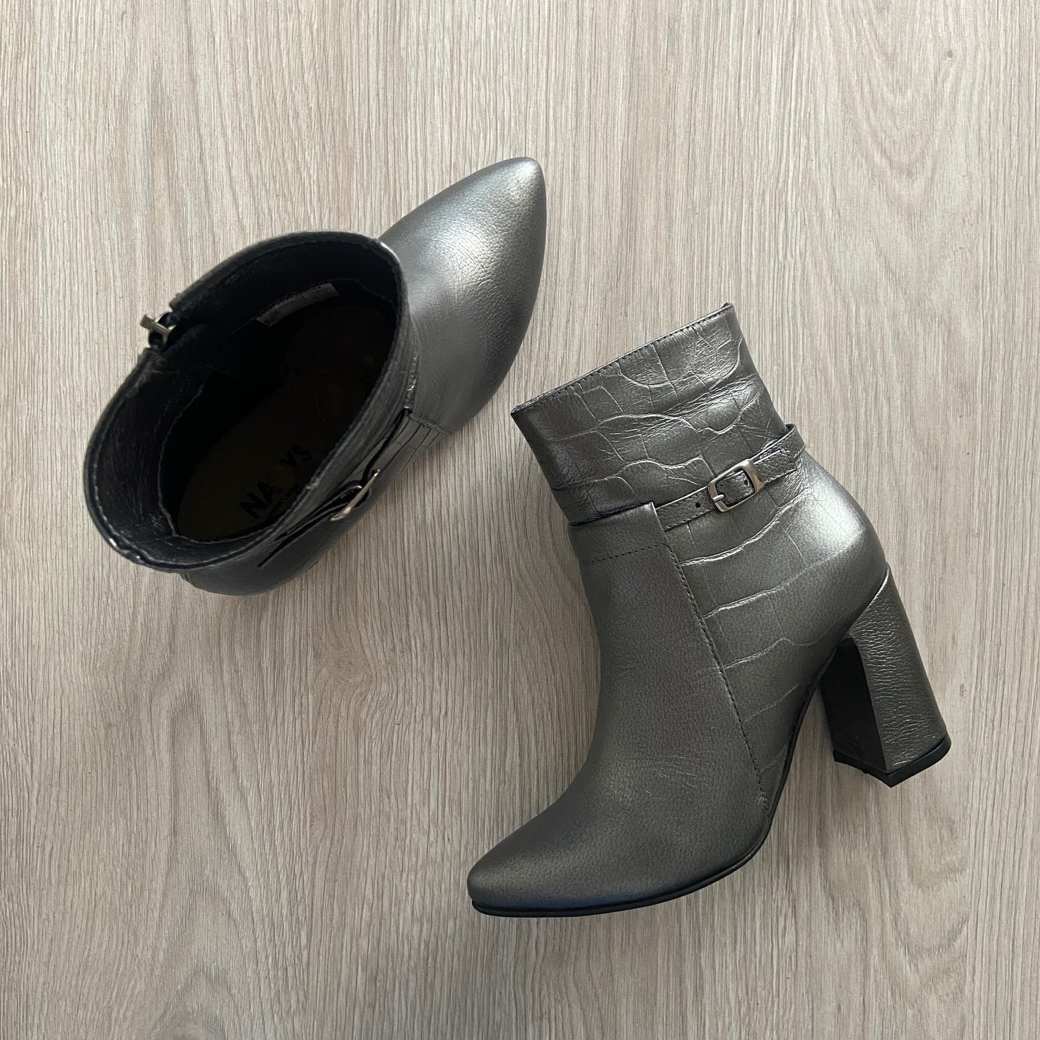 Botines metalizado fosil en cuero