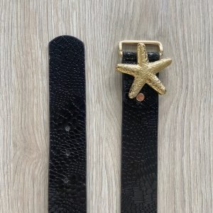 Correa negra en cuero con hebilla de estrella