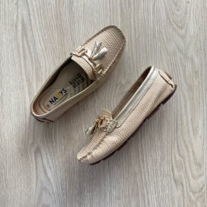 Mocasines dorados en cuero en suela bajita