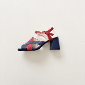 Sandalia azul con rojo en cuero