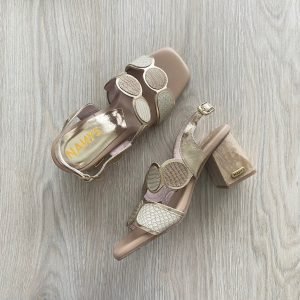 Sandalia dorada con taupe y talco en cuero