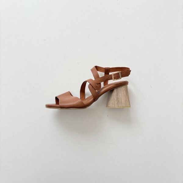 Sandalias miel en cuero con tiras