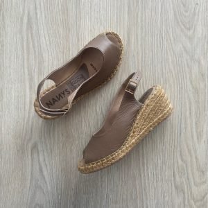 Sandalia moca en cuero con plataforma en yute