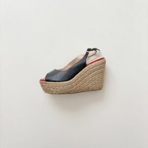 Sandalia negra en cuero con plataforma en yute alta