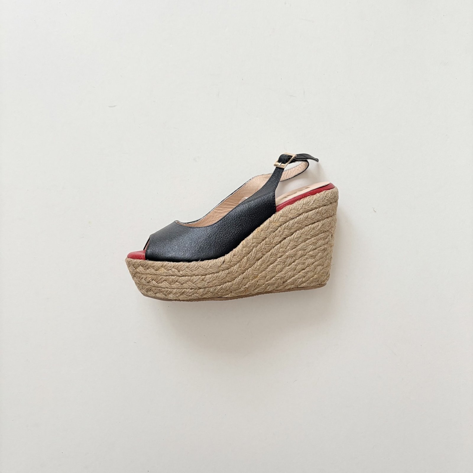 Sandalia negra en cuero con plataforma en yute alta