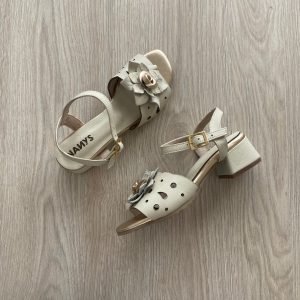 Sandalia talco con dorado en cuero