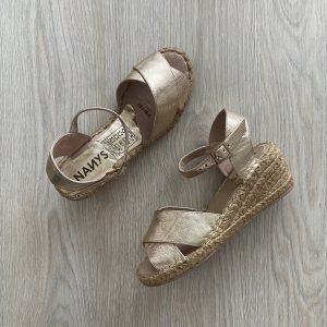 Sandalias doradas en cuero con plataforma en yute
