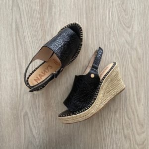 Sandalias negras en cuero con plataforma en yute