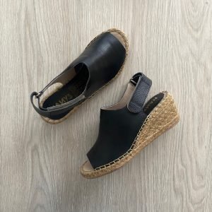 Sandalias negras en cuero con yute