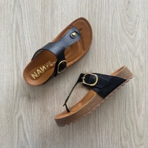 Sandalia negra en cuero