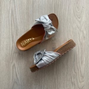 Sandalia plateadas en cuero con moño