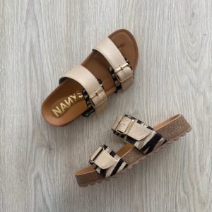 Sandalia taupe con animal print en cuero con hebillas