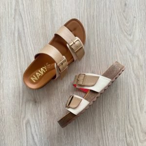 Sandalia taupe con talco en cuero con hebillas