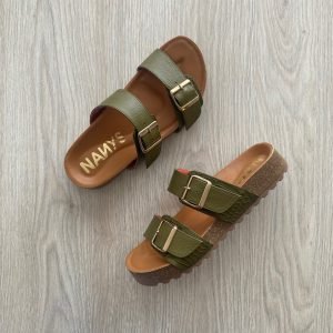 Sandalia verde en cuero con hebillas