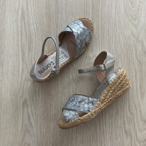 Sandalias plateadas en cuero con plataforma en yute