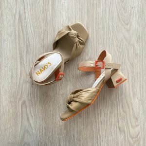 Sandalia taupe en cuero confección