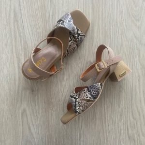 Sandalia taupe con animal print en cuero