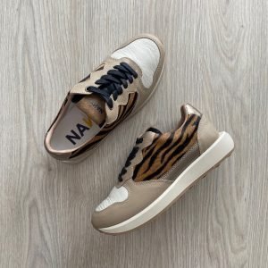 Tenis taupe con talco y cebra en cuero