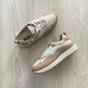 Tenis taupe con talco y palo rosa en cuero