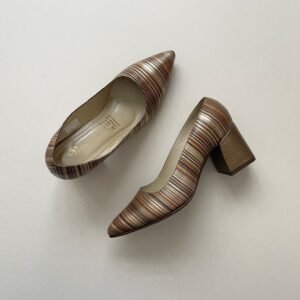 Zapatos dorados en cuero tipo folia