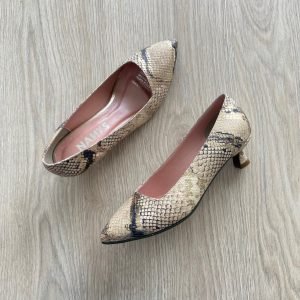 Zapatos cerrados dorados en cuero tipo folia