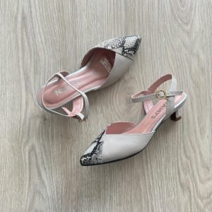 Zapatos grises en cuero liso con folia