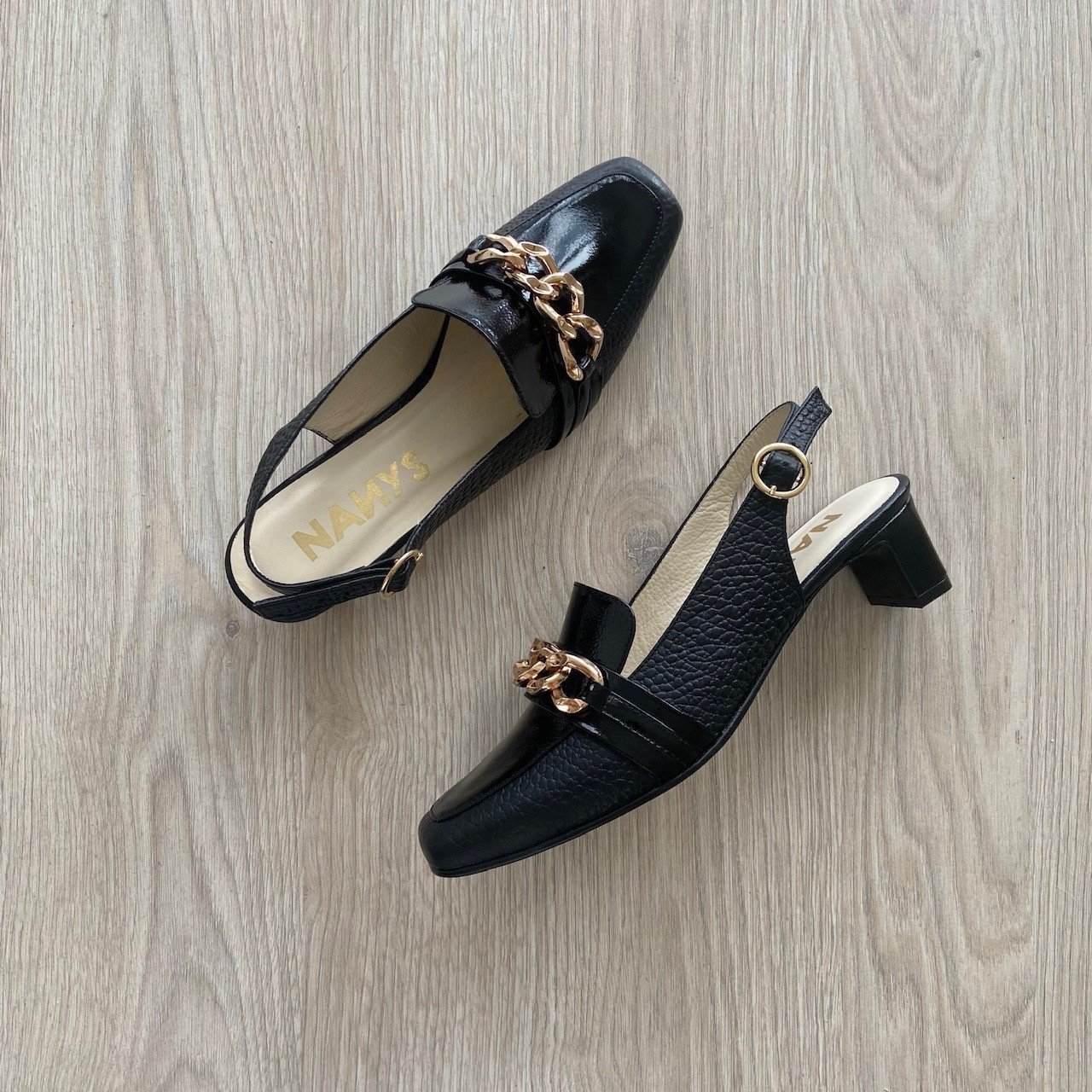 Zapatos negros en cuero con herraje y punta cuadrada