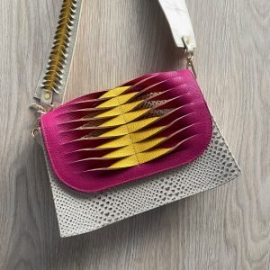 Bolso manos libres talco con fucsia y amarillo en cuero