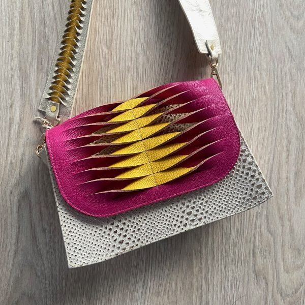 Bolso manos libres talco con fucsia y amarillo en cuero