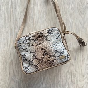 Bolso manos libres taupe en cuero tipo folia