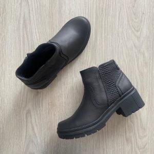 Botines negros en cuero