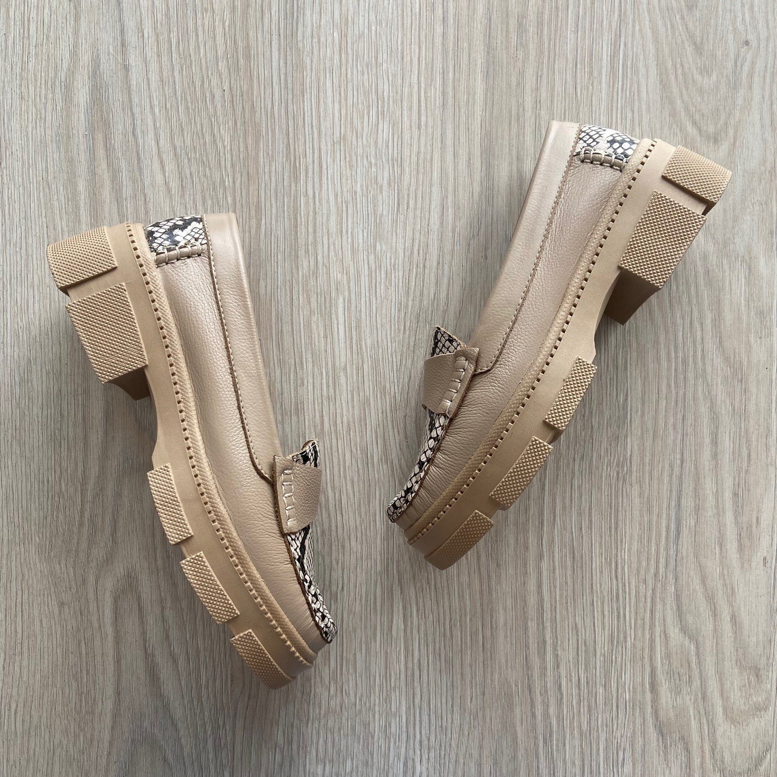 Mocasines taupe en cuero con folia y suela alta - Imagen 3