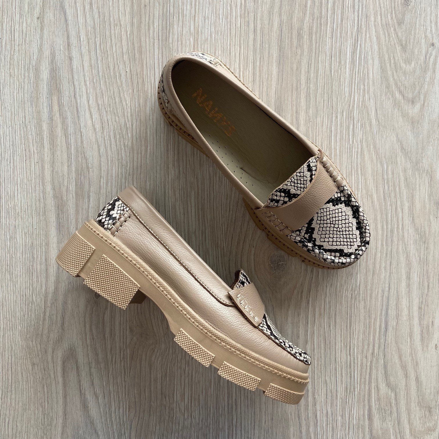 Mocasines taupe en cuero con folia y suela alta - Imagen 2