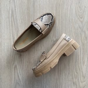 Mocasines taupe en cuero con folia y suela alta