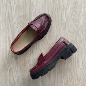 Mocasines vinotinto en cuero con folia y suela alta
