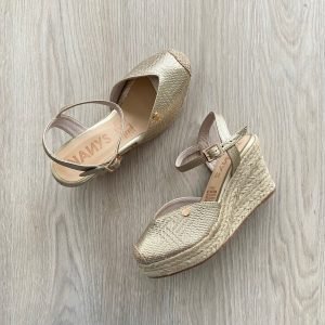Sandalia dorada en cuero con plataforma en yute