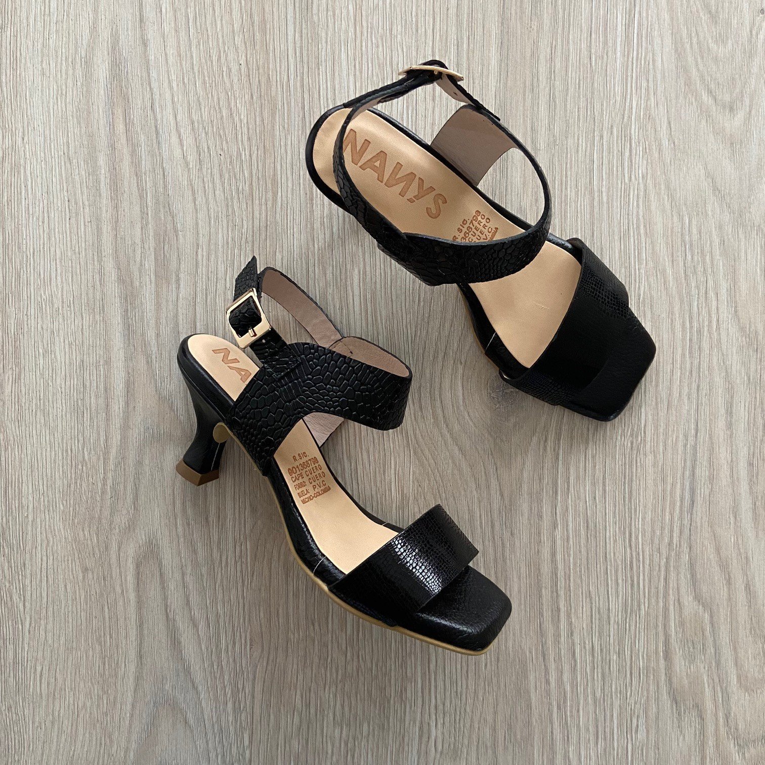 Sandalias negras en cuero