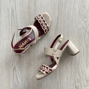 Sandalias nude con vinotinto y dorado en cuero