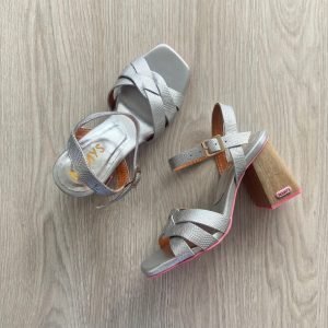 Sandalias plateadas en cuero con aplique rosado