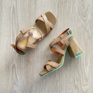 Sandalias taupe en cuero con aplique verde menta