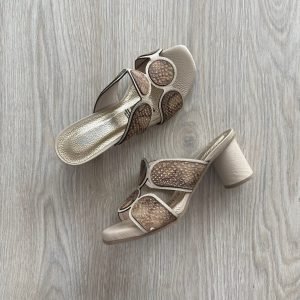 Sandalia talco con aplique en folia en cuero