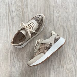 Tenis taupe con folia y dorado en cuero