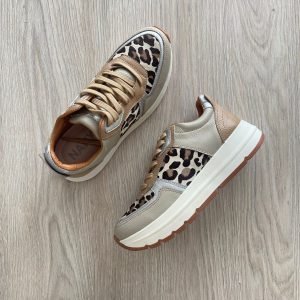 Tenis taupe con animal print y plateado en cuero con suela alta
