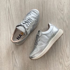 Tenis plateados en cuero