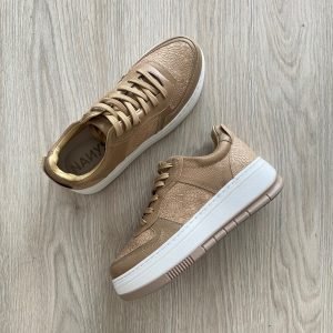 Tenis taupe en cuero con suela alta