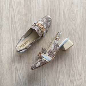 Zapatos en folia con azul y talco en cuero